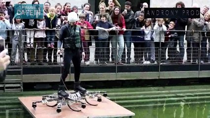 Il fait une démonstration sur son hoverboard pendant le Festival du drone à Paris