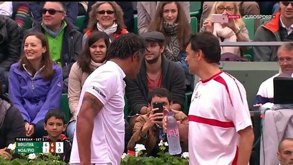 Yannick Noah propose à son adversaire de boire un verre en plein match de la finale du Trophée des Légendes