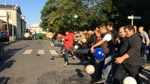 Les agriculteurs lancent des ballons sur la préfecture