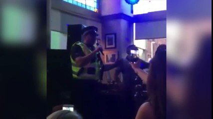 Policía crack detiene pelea en un bar... ¡Y termina de karaoke!