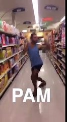 Ils dansent dans les rayons d'un supermarché, la vidéo fait le tour du web