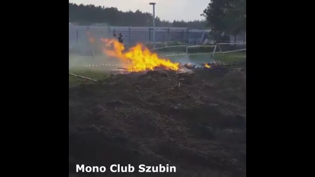 Il fonce sur sa boite de nuit avec un char