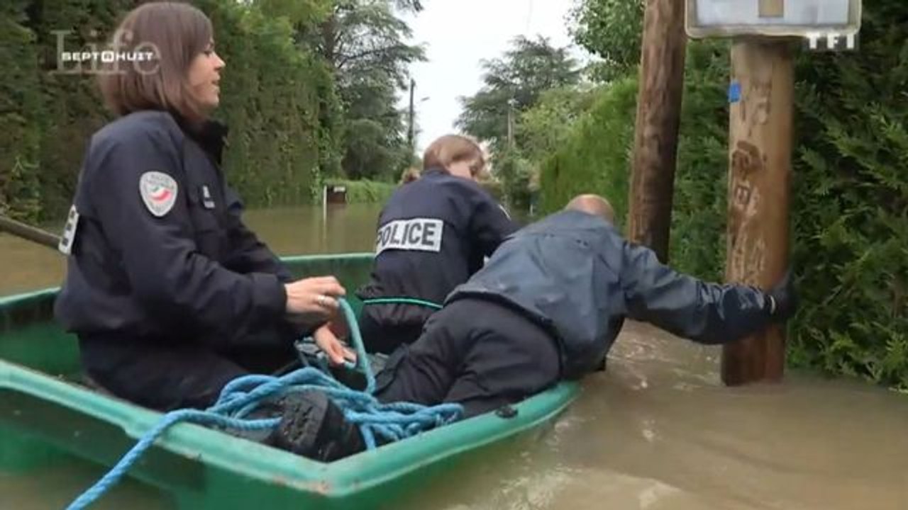 Trois policiers dans une barque tombe à l eau - Buzz