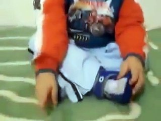 Kırmızı başlıklı kız hikayesini anlatan tatlı çocuk