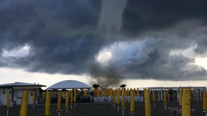 Une impressionnante tornade frappe la lagune de Venise -Dailymotion