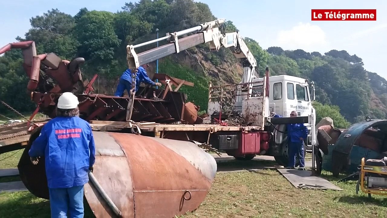 Brest 2016. Un homard géant rejoint le port de commerce