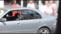 Video shokuese - Skandal në Vlorë, burri rreh gruan në sy të fëmijëve dhe në mes të rrugës