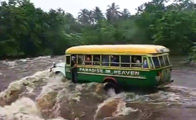Sel Sularını Geçmeye Çalışan Yolcu Otobüsü Devrildi