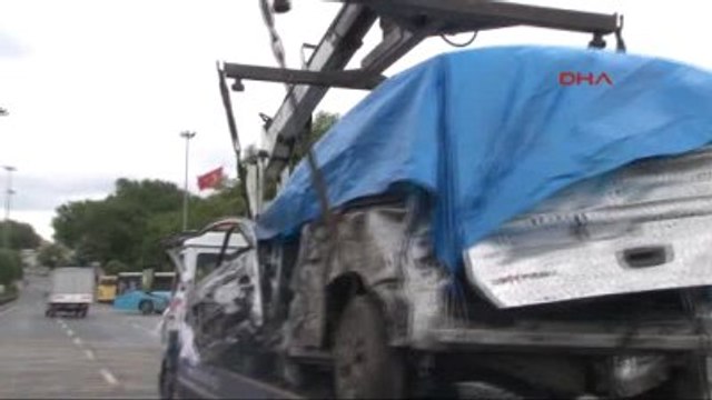 Bombalı Saldırıyla Hasar Gören Araçlar Olay Yerinden Kaldırılıyor