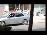 Dhunon ish-bashkëshorten në mes të rrugës - Top Channel Albania - News - Lajme