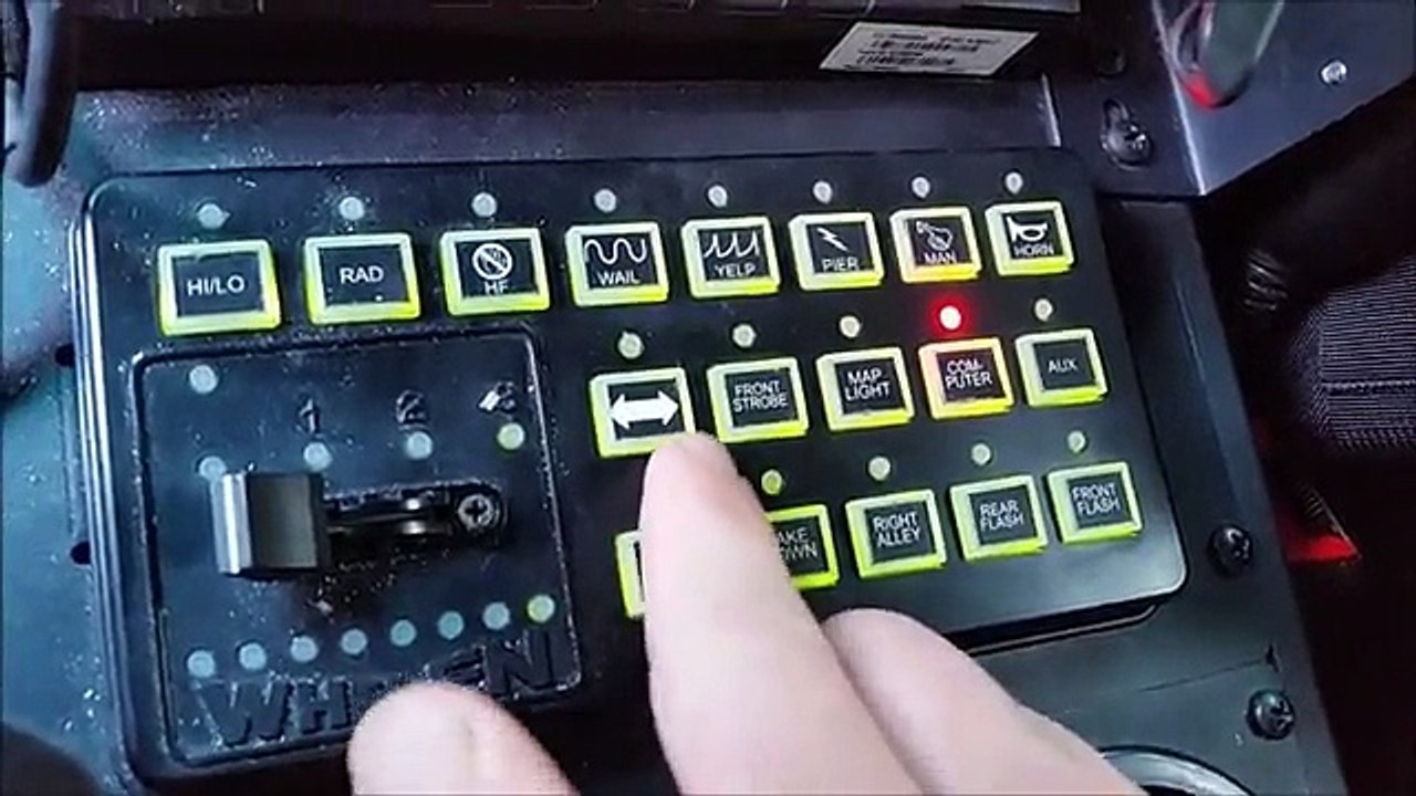 Policia grava video para mostrar o interior do carro de patrulha!