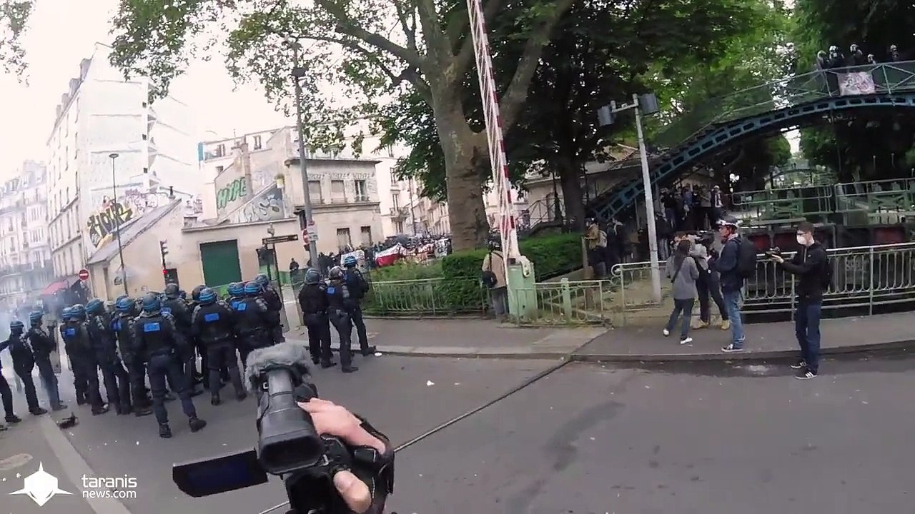 Des CRS joue au foot pendant une manifestation.