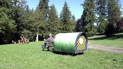 Il dit qu'il vit dans une petite roulotte. Quand on voit à quoi ressemble l'intérieur? Incroyable!