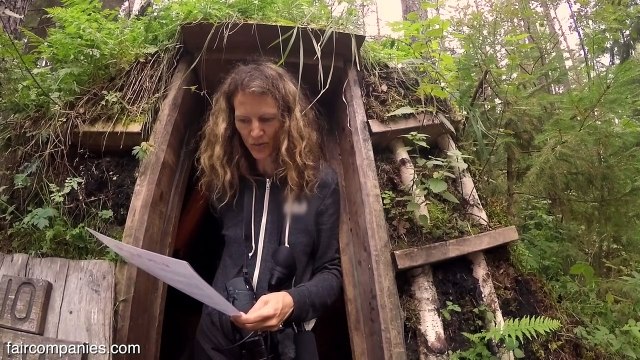 Une fillette trouve cette étrange porte dans les bois, puis elle y entre et elle aperçoit ÇA...