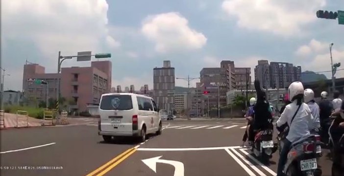 Une ambulance grille un feu rouge et provoque un grave accident (vidéo)