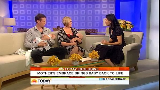 Un des jumeaux est mort à la naissance, puis le père le regarde sur le ventre de sa mère et voit ÇA.