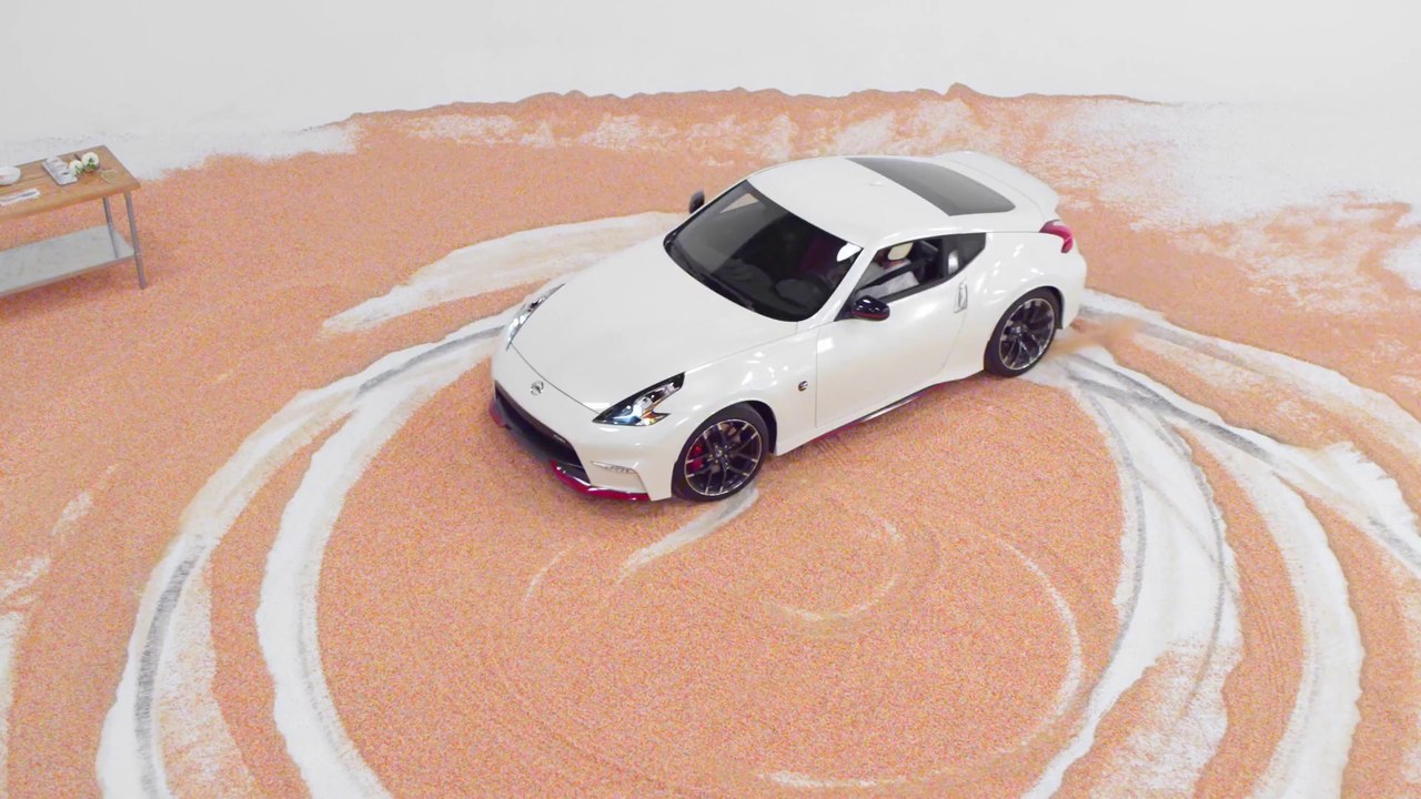 Décorer des Donuts en driftant avec une une Nissan 370Z