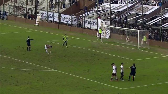 Il se plante de tribune et se fait sortir du stade à poil par les supporters adverses.