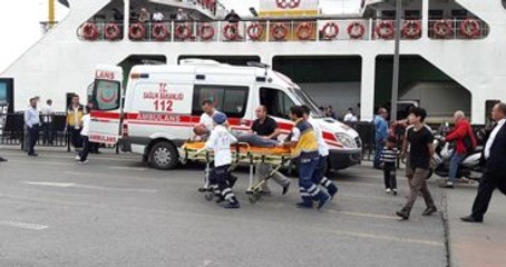 Sirkeci'de Arabalı Vapur İskeleye Çarptı: 2 Yaralı