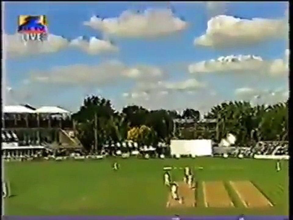 Shahid Afridi Hit SIX and Breaks Traffic Light Signal
