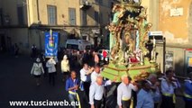 Viterbo - La macchina della Madonna liberatrice attraversa la città