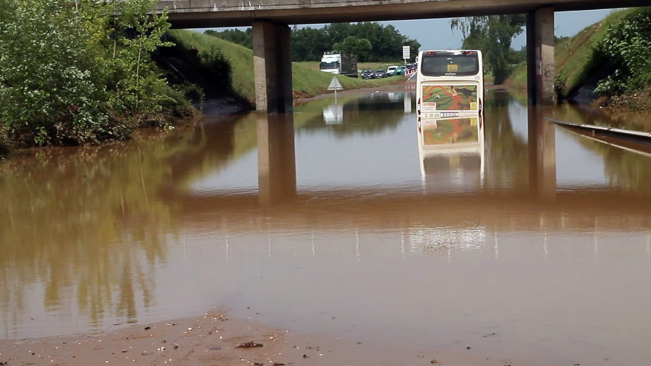 Beauvais : un bus pris par les eaux sur la déviation