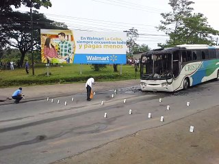 Un bus quemado y dos muertos en asalto frustrado a empresa Cristina