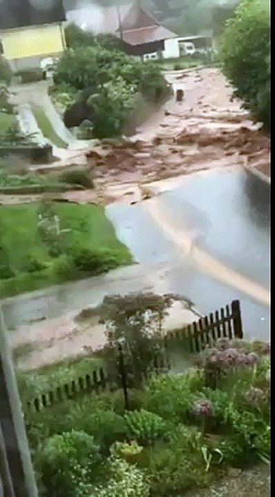 Heftige Gewitter haben in Dirmingen (Saarland) zu Überschwemmungen geführ