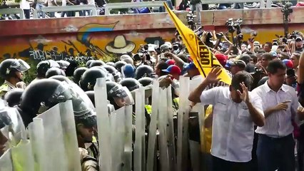 Momento exacto en el que manifestantes son rociados con gas pimienta