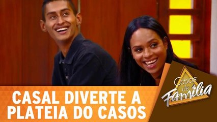 Casal convidado diverte a plateia do Casos!