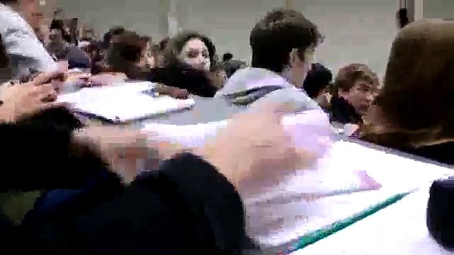 Un étudiant de philo pète les plombs en amphi !