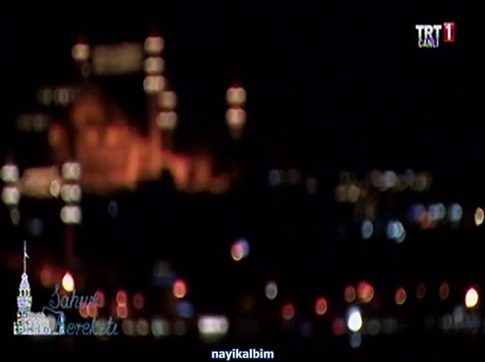 Ya Rasulallah  Medine-i Münevvere sokaklarında yürüyordun  Neccar Oğulları'nın küçük kızları seni görünce  Sevinçten ne yapacaklarını bileme