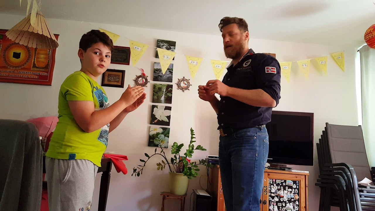 Sohn kämpft gegen Vater.