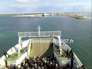 Le bateau arrive au port des îles KERKENNAH