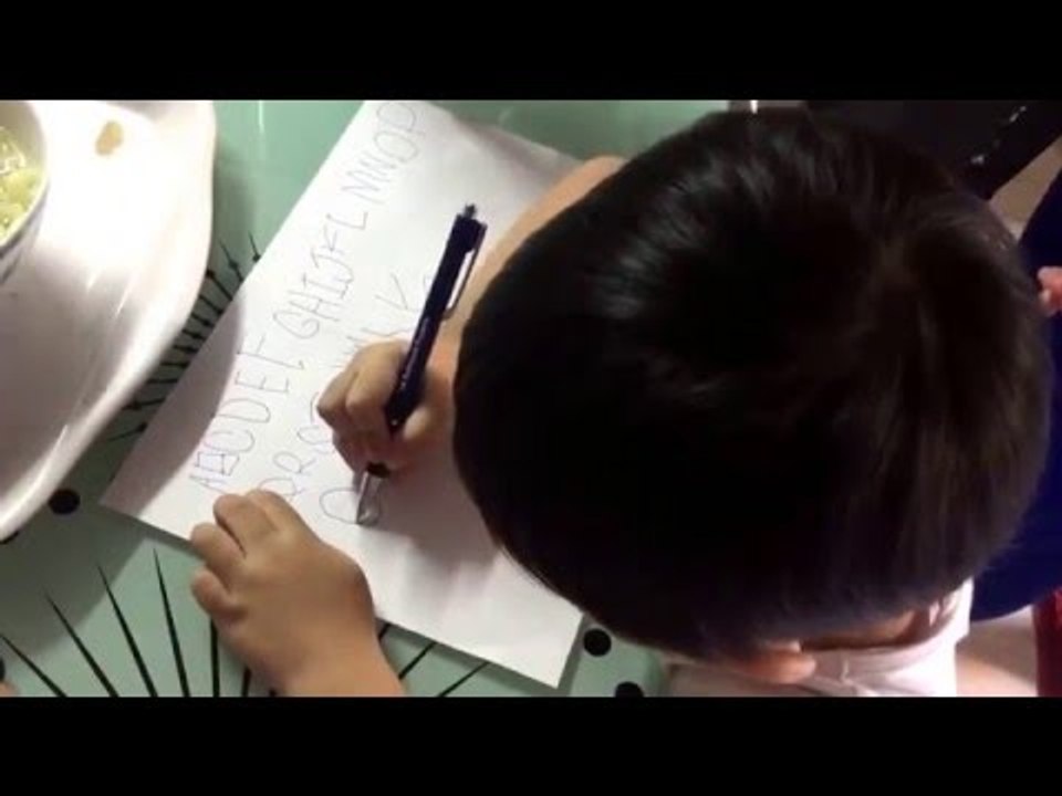 Rio 4 tuổi tự học viết chữ