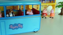 Pig George da Familia Peppa Pig na Voltas As Aulas Jogando Boliche!!! Em Portugues Tototoykids.mp4