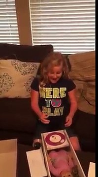 Poupée avec une prothèse pour une fillette amputée d'une jambe... Tellement émouvant