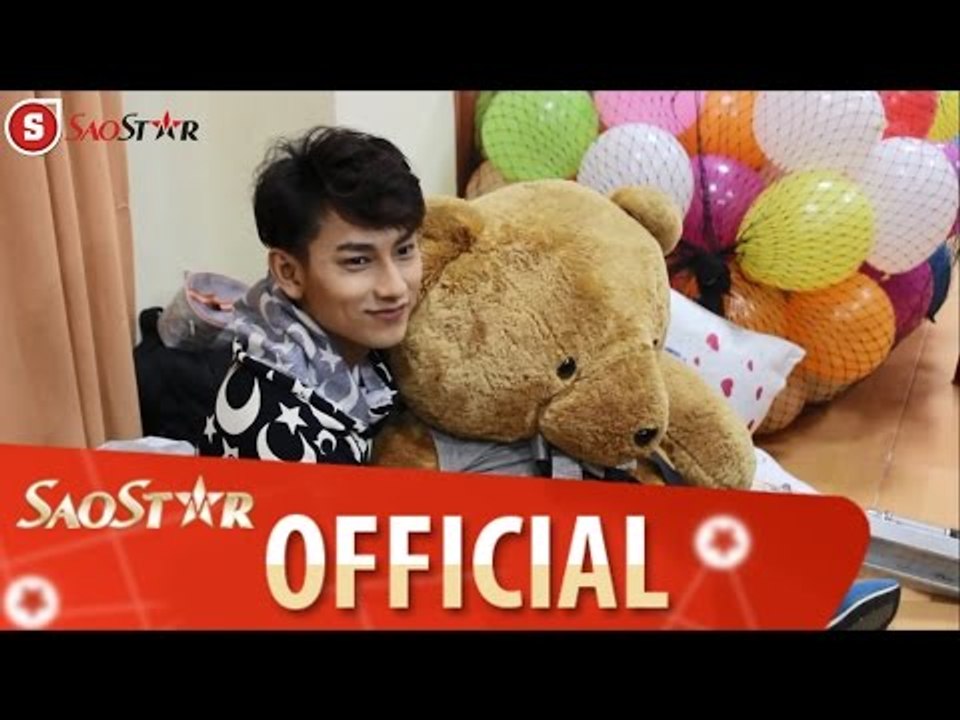 Đột kích The Remix : Isaac quậy tưng bừng hậu trường với gấu bự và xe đạp con.