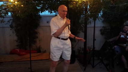 A 80 ans il chante du metal en Karaoke pendant une soirée !! Drowning Pool "Bodies"!