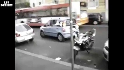 Une fille défonce une moto en essayant de se garer