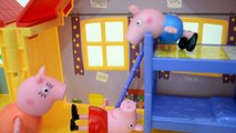 Pig George Pula na Cama com Peppa Pig e ela Cai e Quebra a Perna!!!Kid's Game TV part 15