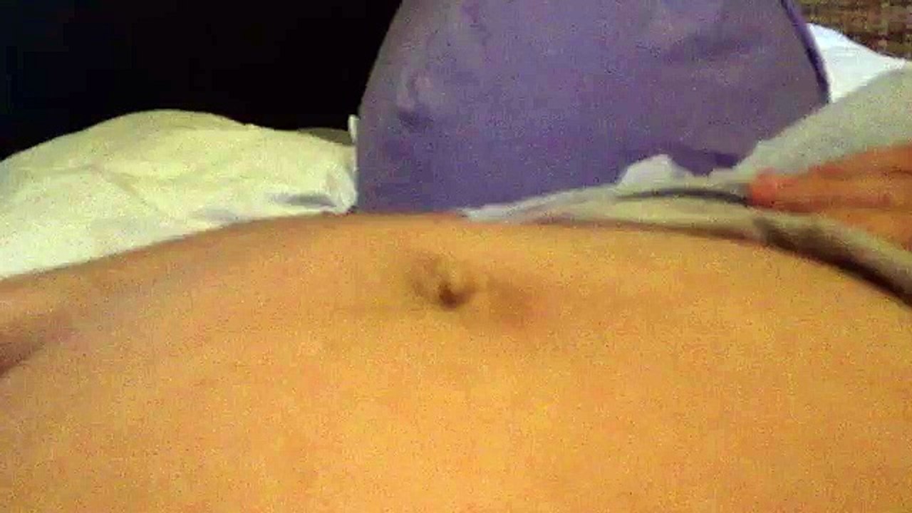 Une femme enceinte nous montre son nombril ...