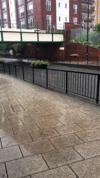 Il essaie de traverser une route inondée avec sa voiture... Raté!!!