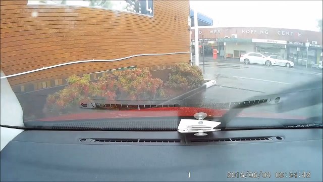 Ce débile essaie de prendre la fuite après avoir éclaté une voiture...