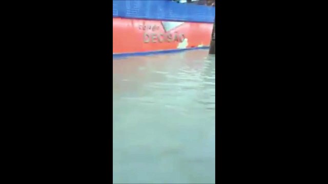 A 2 doigts de se faire voler son portable alors qu'il filme les inondations