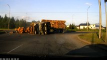 Enorme crash d'un camion qui transporte du bois : virage très mal négocoié