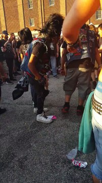 Ce bébé s'amuse dans la fosse d'un concert de metal : circle pit!!!!!!