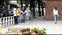 Ora News - Tjetër video shokuese , djali godet me grusht vajzën në mes të Tiranës