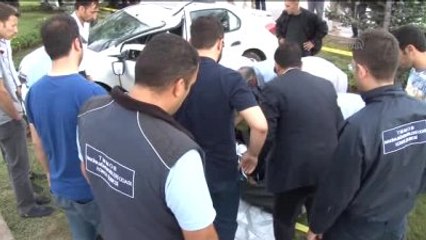 Aydınlatma Direği Otomobilin Üzerine Devrildi: 1 Ölü, 1 Yaralı