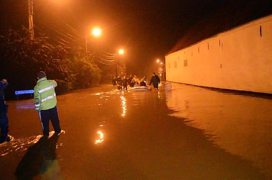 Ere (Tournai): Évacuation de familles par bateaux des pompiers de Tournai et de l'armée.